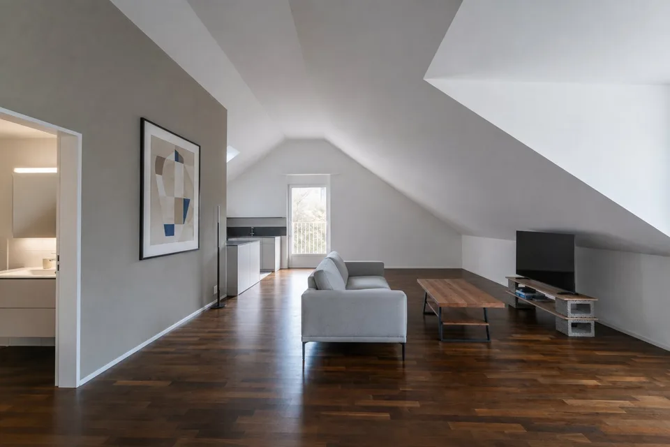 Appartamento mansarda luminoso e moderno secondo gli standard di proprietà