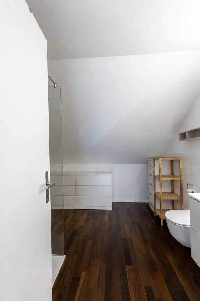 Appartamento mansarda luminoso e moderno secondo gli standard di proprietà