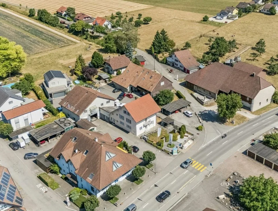 Mehrfamilienhaus mit Gewerberäumen, Garagen - Wohnen und Arbeiten am selben Ort, vielseitiges Renditeobjekt mit Entwicklungspotential. – Foto 2 von 30