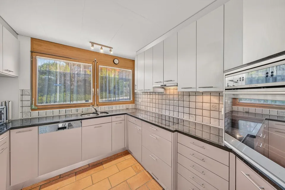 Villa mit 6,5 Zimmern und sehr großem Garten – Foto 2 von 12