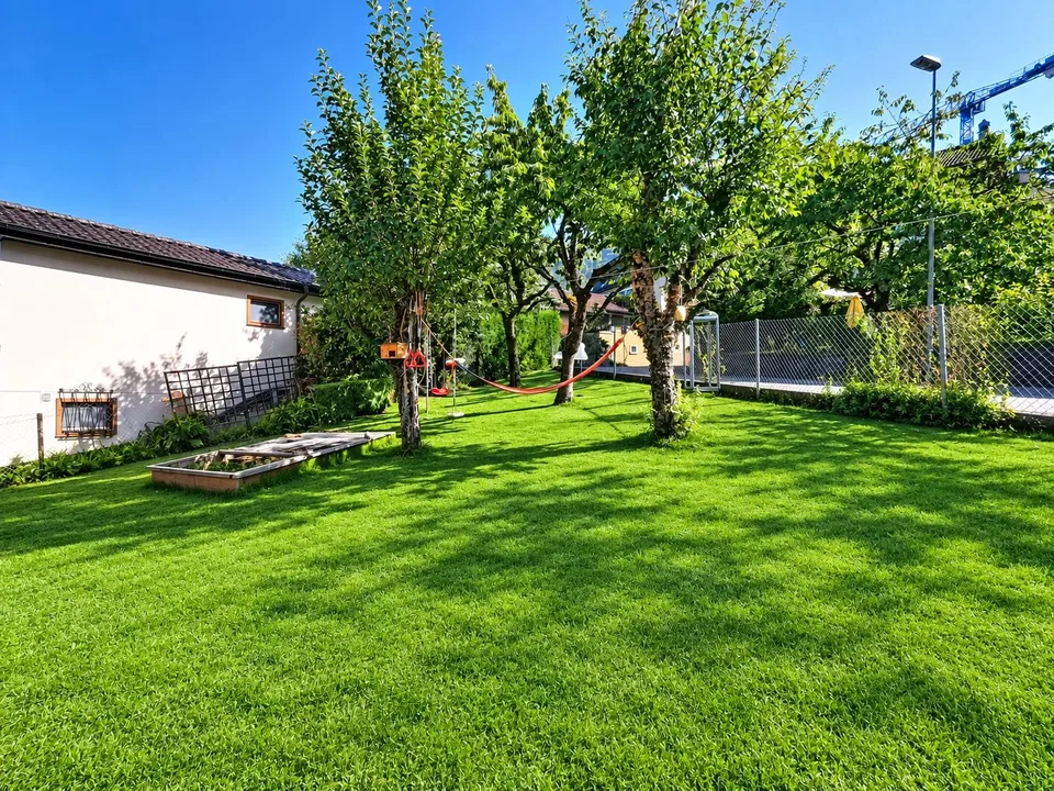 Im Herzen des Dorfes mit großem Garten! – Foto 6 von 11