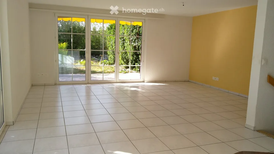 Maison mitoyenne de 4,5 pièces confortable avec petit jardin