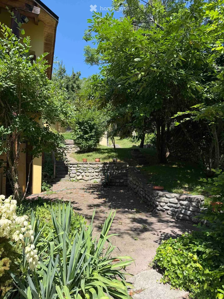 Maison unique avec grand jardin et vue panoramique sur Domleschg