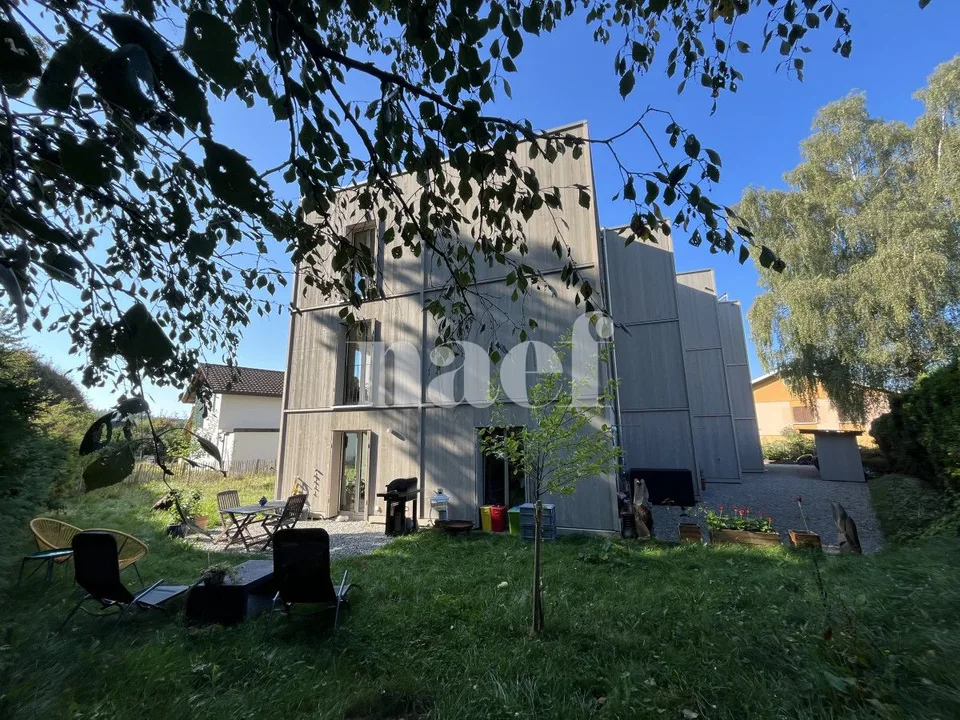 Bel appartement de 3.5 pièces en triplex avec jardin à Corminboeuf !