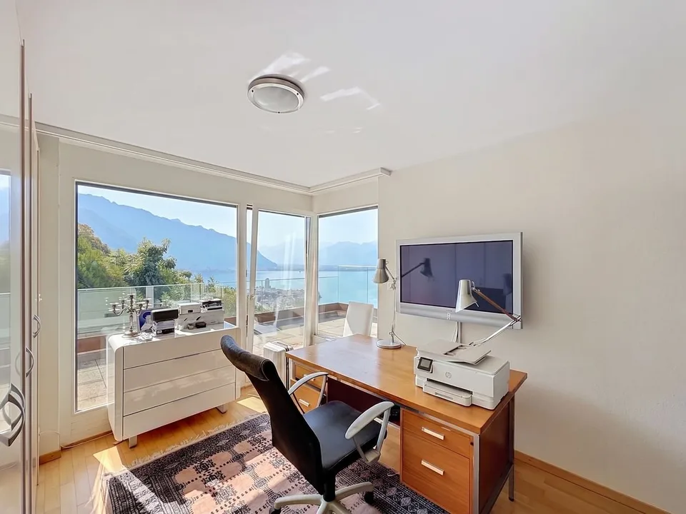 Un appartement baigné de lumière, une terrasse panoramique et une vue à couper le souffle sur le lac. – photo 12 sur 13
