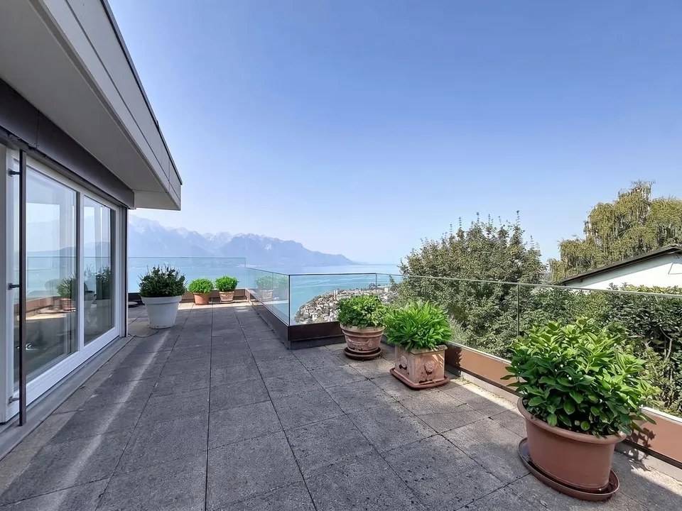 Un appartement baigné de lumière, une terrasse panoramique et une vue à couper le souffle sur le lac. – photo 5 sur 13