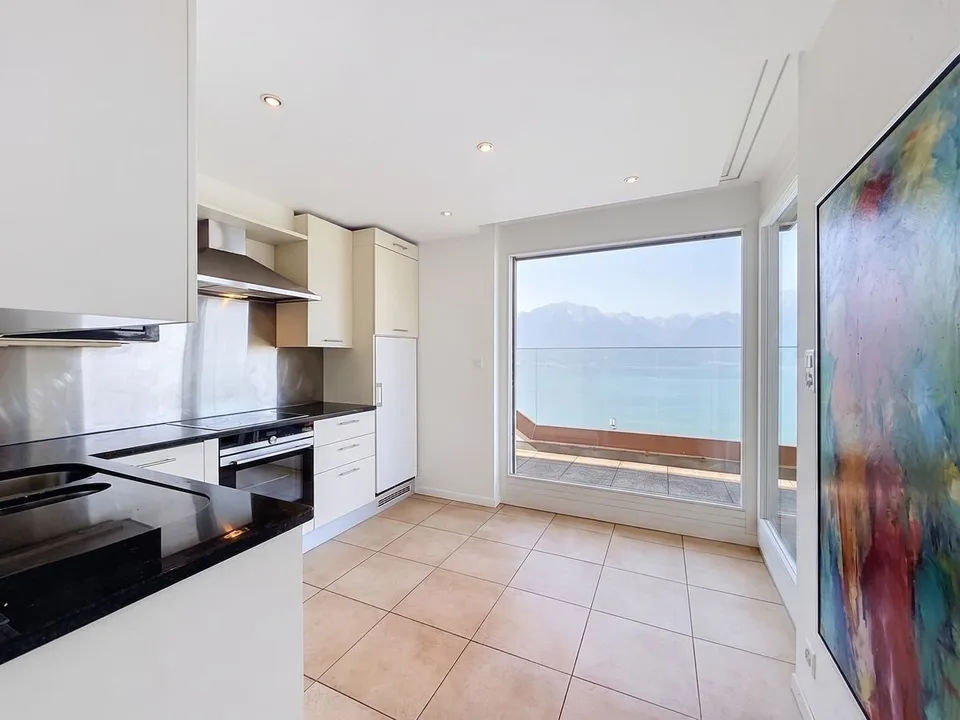 Un appartement baigné de lumière, une terrasse panoramique et une vue à couper le souffle sur le lac. – photo 6 sur 13