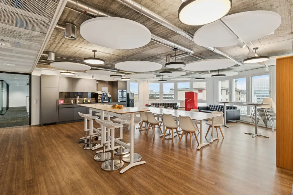 Einziehen statt ausbauen 760 m² Bürofläche in Schlieren - Bürofläche mit modernem Innenausbau – Foto 9 von 12