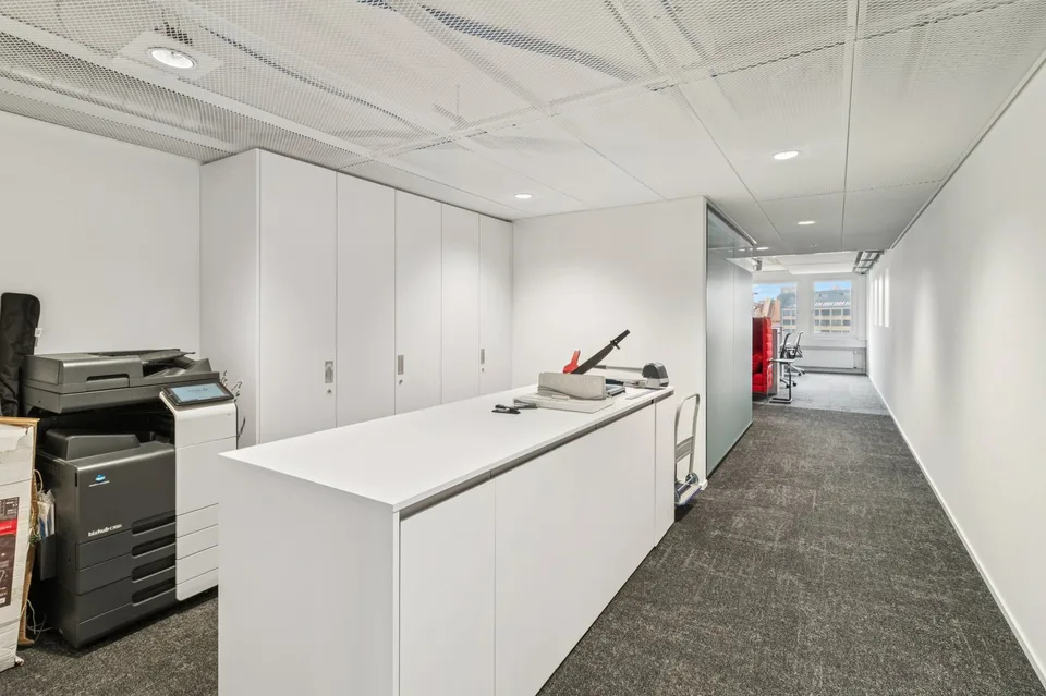 Einziehen statt ausbauen 760 m² Bürofläche in Schlieren - Bürofläche mit modernem Innenausbau – Foto 8 von 12