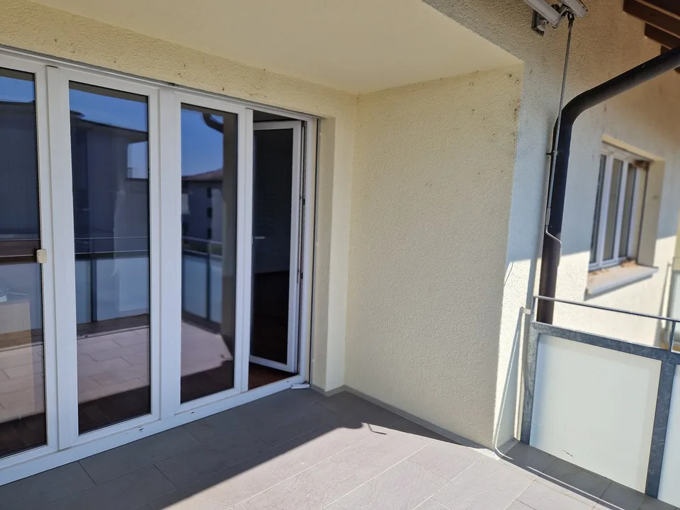 Appartamento luminoso 3.5 locali con balcone e posto auto sotterraneo