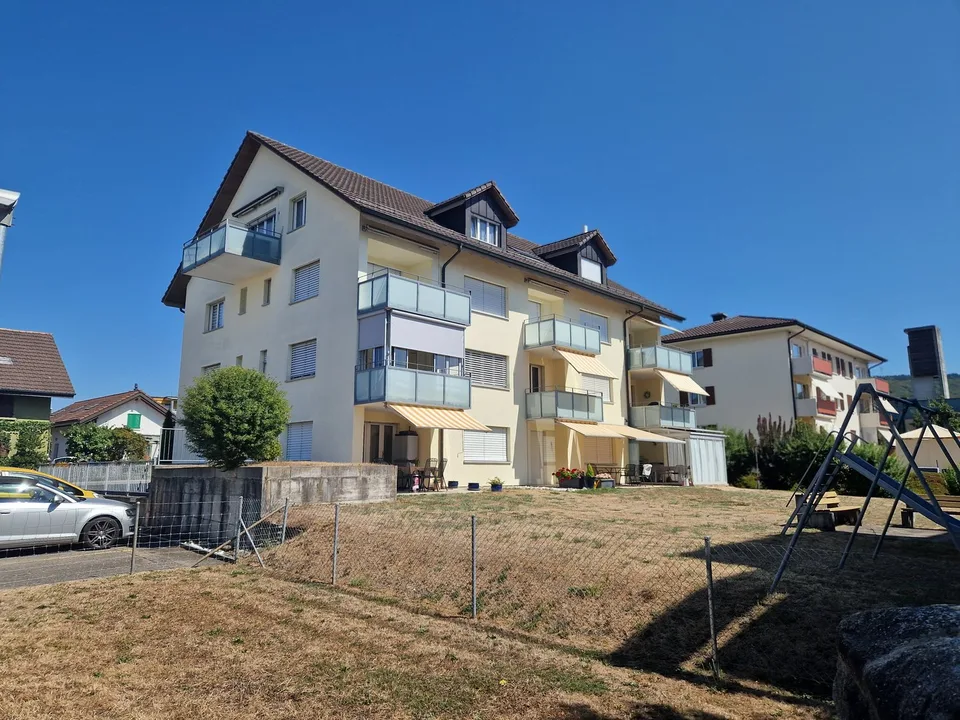 Appartamento luminoso 3.5 locali con balcone e posto auto sotterraneo