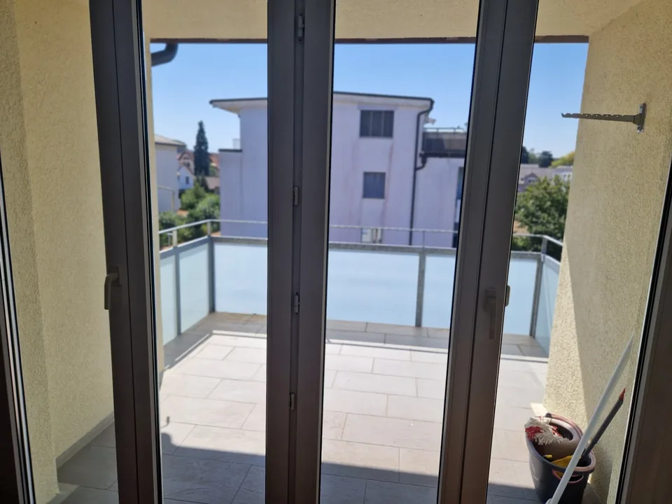Appartamento luminoso 3.5 locali con balcone e posto auto sotterraneo