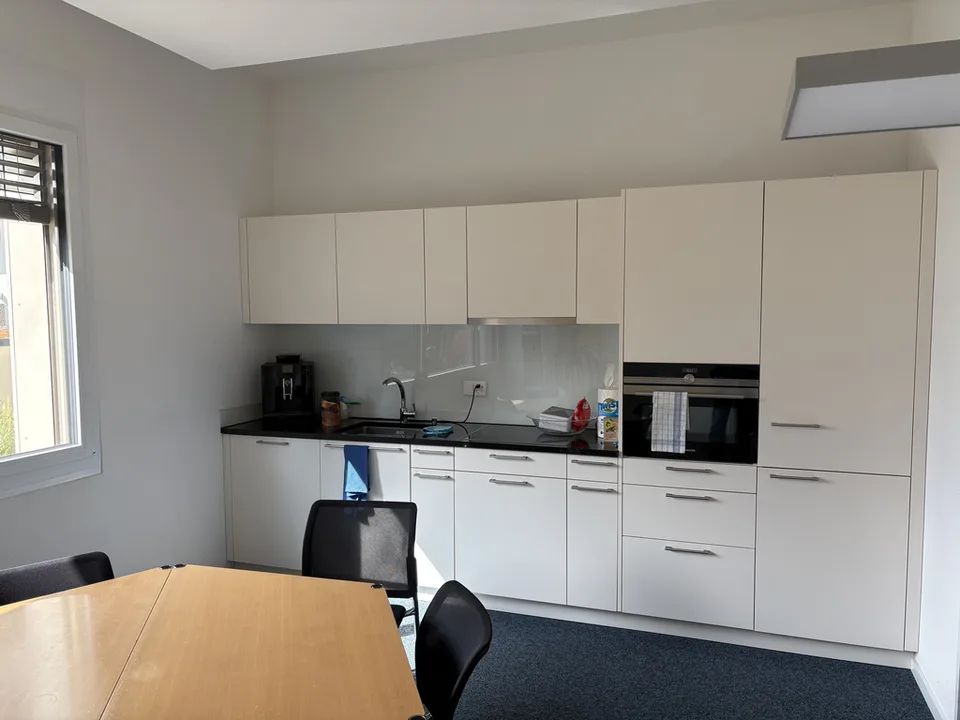Espace de bureau flexible avec 120 m2 et diverses pièces secondaires à Rothrist – photo 7 sur 11