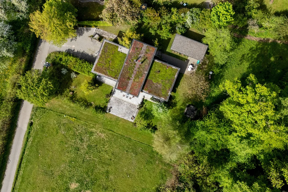 Architektenhaus im Bungalowstil an idyllischer Alleinlage am Waldrand. – Foto 7 von 11