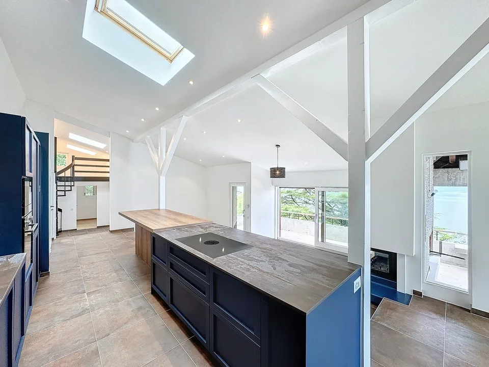 Situation unique - Magnifique villa rénovée avec jardin et vue lac
