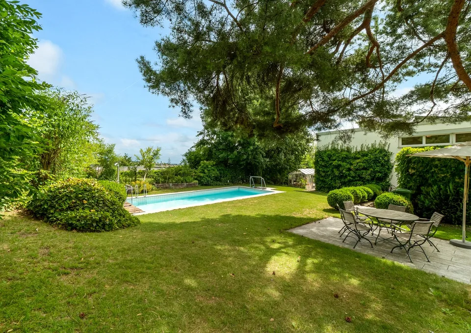 Rêve de maison dans le style Bauhaus avec jardin spacieux et piscine – photo 6 sur 8