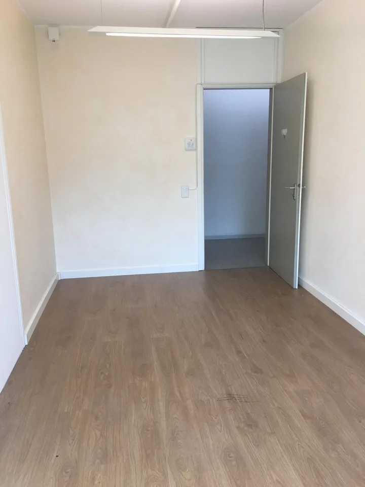 Kleines Büro in Piazza Dante 8 – Foto 3 von 4