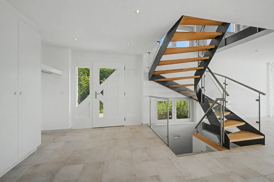 Dream house with a far-reaching view of Lake Biel – photo 5 of 12