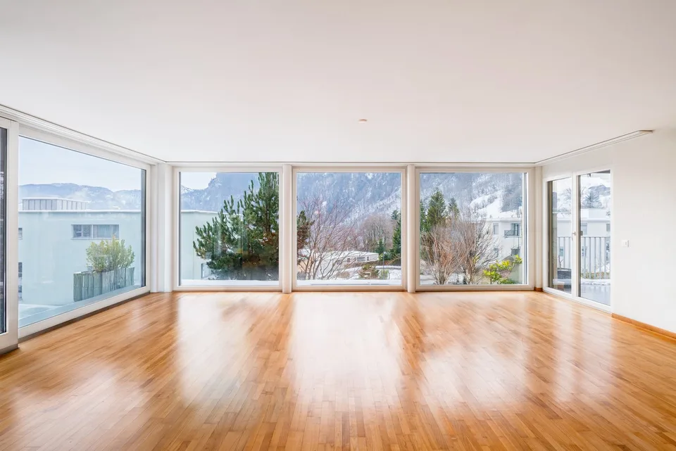 Vita in una posizione elevata con vista sul lago e sulle montagne – foto 4 di 12