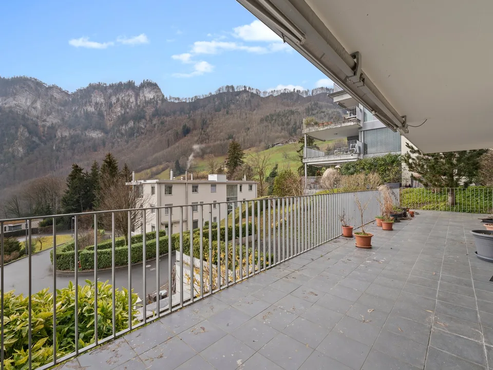 Vita in una posizione elevata con vista sul lago e sulle montagne – foto 2 di 12