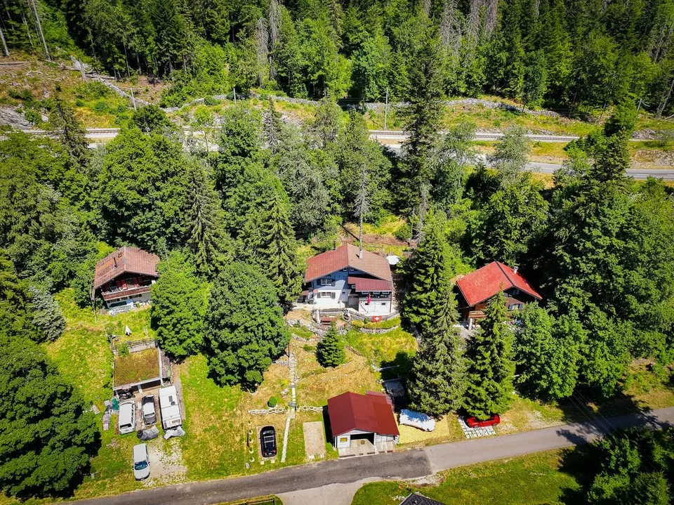 Joli Chalet à potentiel! – photo 2 sur 8