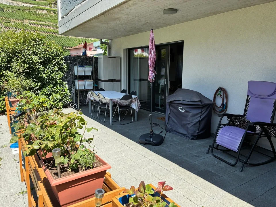 Piano terra con terrazza e accesso al prato – 2 posti auto