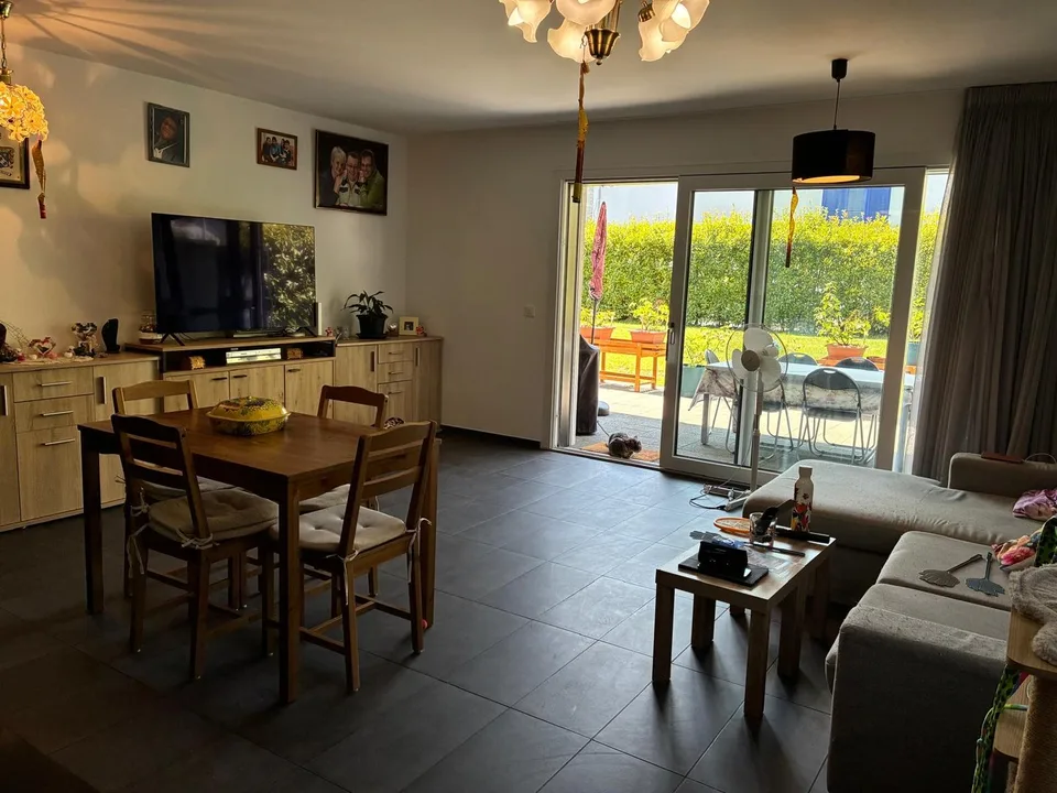 Piano terra con terrazza e accesso al prato – 2 posti auto