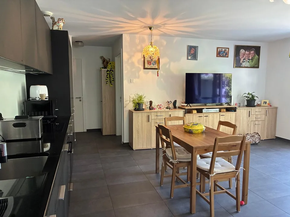 Piano terra con terrazza e accesso al prato – 2 posti auto