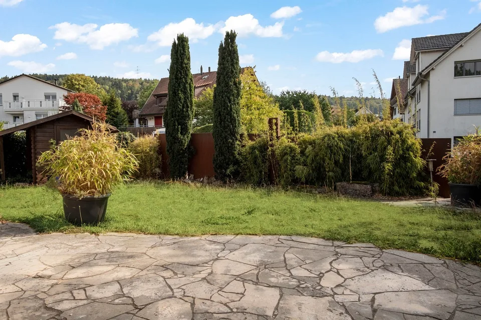 Renovierte 2.5 Zimmer-Gartenwohnung mit Wellnessbereich
