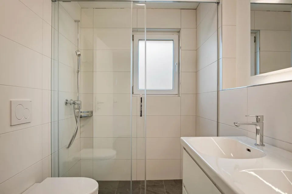 Renovierte 2.5 Zimmer-Gartenwohnung mit Wellnessbereich