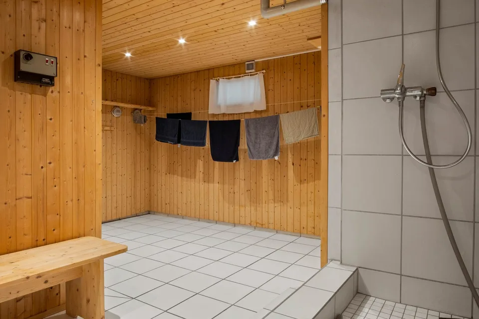 Renovierte 2.5 Zimmer-Gartenwohnung mit Wellnessbereich