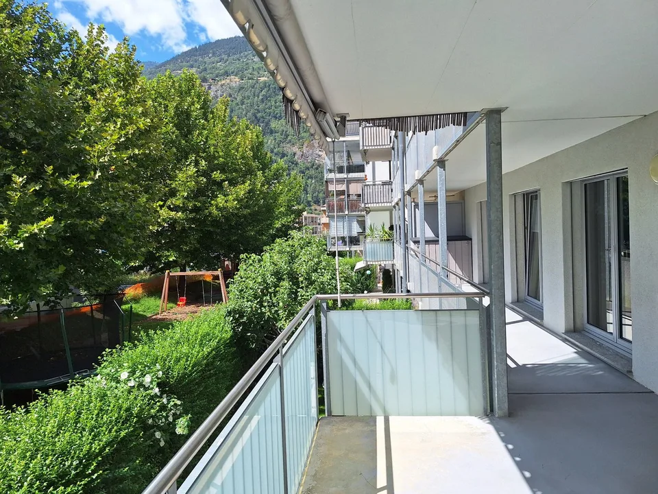 Ampio appartamento di 5.5 locali con 2 balconi e 4 camere da letto a Glis