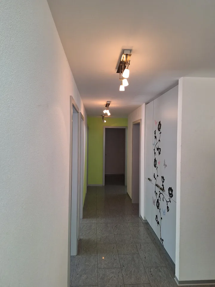 Ampio appartamento di 5.5 locali con 2 balconi e 4 camere da letto a Glis