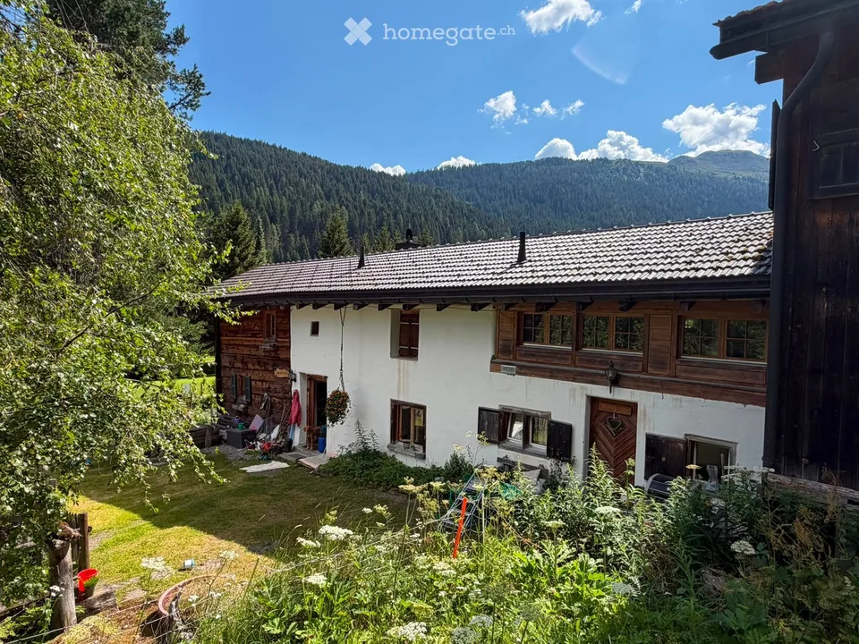 Geräumige 5-Zimmer-Wohnung / Hausteil in Davos Dorf – Altbaucharme mit Umschwung