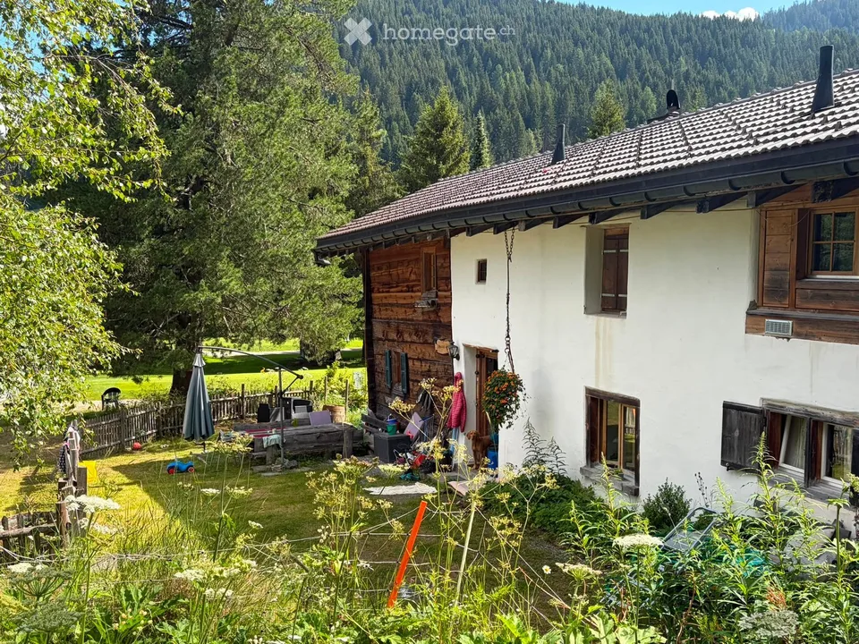 Geräumige 5-Zimmer-Wohnung / Hausteil in Davos Dorf – Altbaucharme mit Umschwung