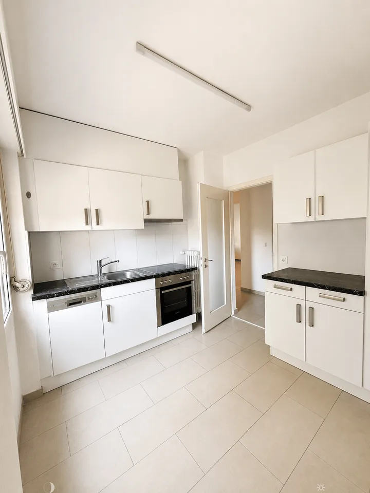 Appartement lumineux 3.5 pièces avec balcon à Biel – disponible immédiatement – photo 2 sur 7