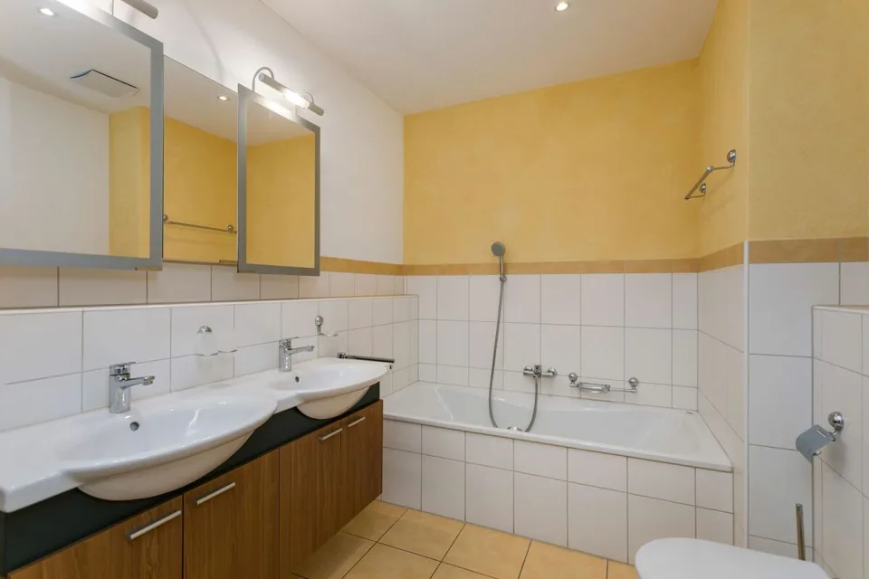 Charmante 3.5-Zimmer-Gartenwohnung mit viel Privatsphäre in der Stadt Zug – Foto 7 von 11