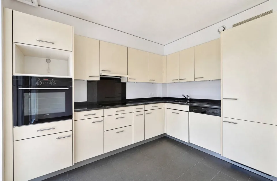 Helles 3,5-Zimmer-Wohnung. Nahe allen Annehmlichkeiten. – Foto 5 von 10