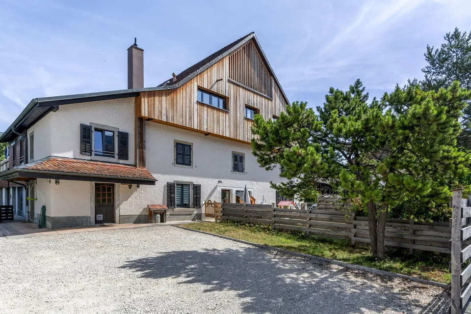 New, furnished duplex apartment — 5.5 rooms (3 bedrooms + gallery) — approx. 128 m² + loggia — Courfaivre