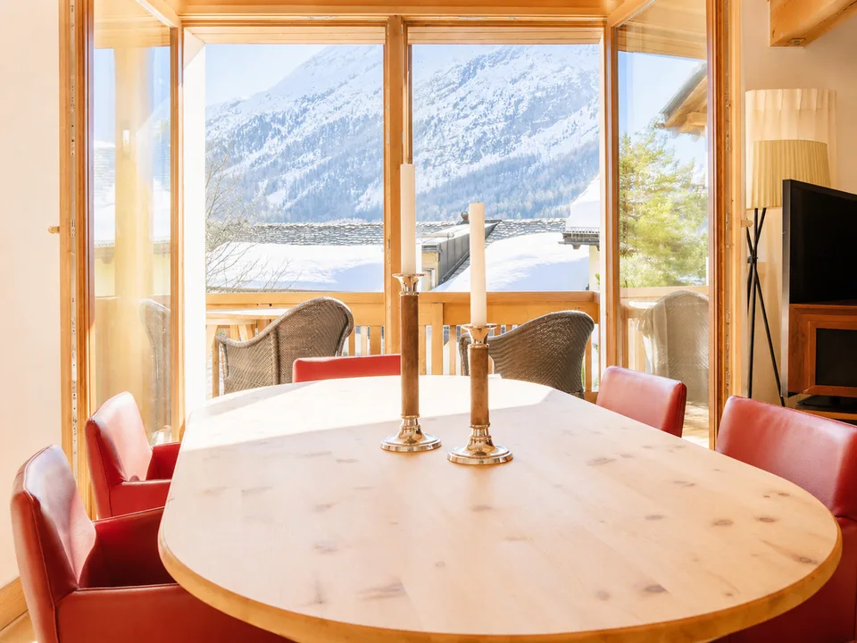 Saisonmiete: 5.5 Zimmer Dachwohnung mit Hotelanbindung