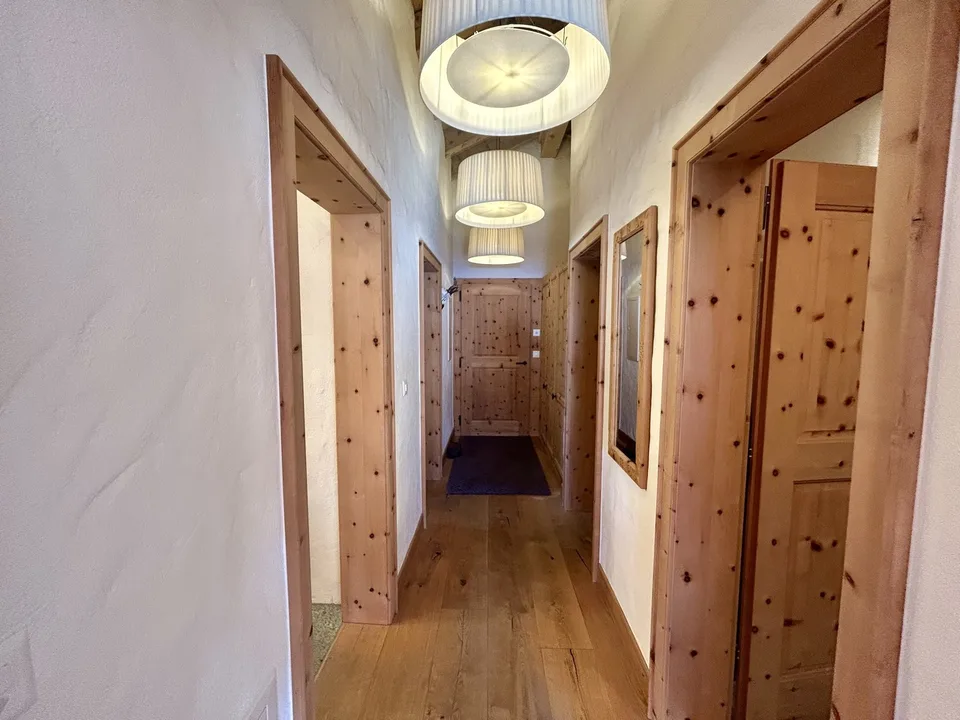 Saisonmiete: 5.5 Zimmer Dachwohnung mit Hotelanbindung