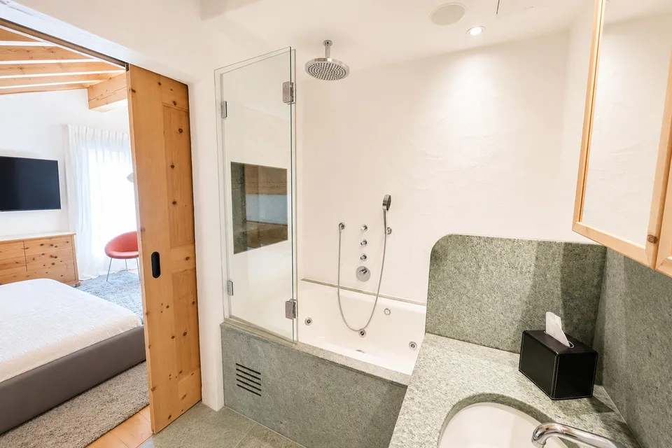 Saisonmiete: 5.5 Zimmer Dachwohnung mit Hotelanbindung