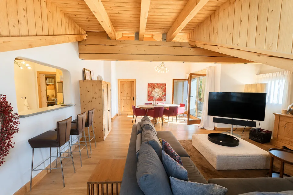 Saisonmiete: 5.5 Zimmer Dachwohnung mit Hotelanbindung