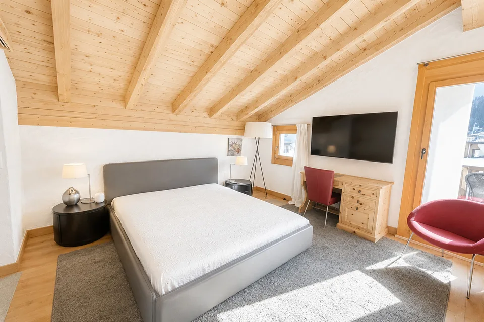 Saisonmiete: 5.5 Zimmer Dachwohnung mit Hotelanbindung