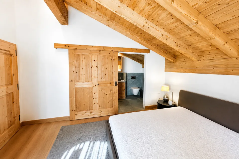 Saisonmiete: 5.5 Zimmer Dachwohnung mit Hotelanbindung