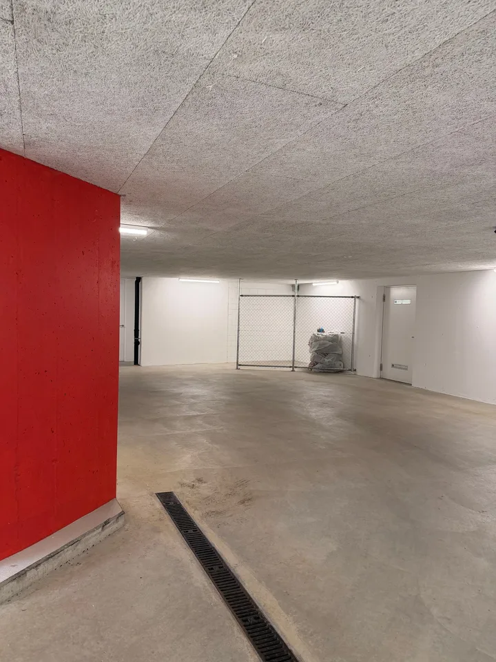 Sicherer Motorrad- oder Rollerparkplatz in moderner Einstellhalle – Foto 5 von 6