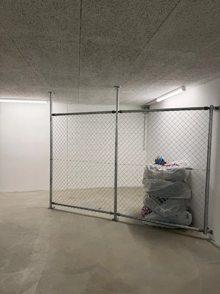 Sicherer Motorrad- oder Rollerparkplatz in moderner Einstellhalle – Foto 2 von 6