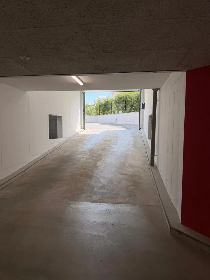 Sicherer Motorrad- oder Rollerparkplatz in moderner Einstellhalle – Foto 4 von 6