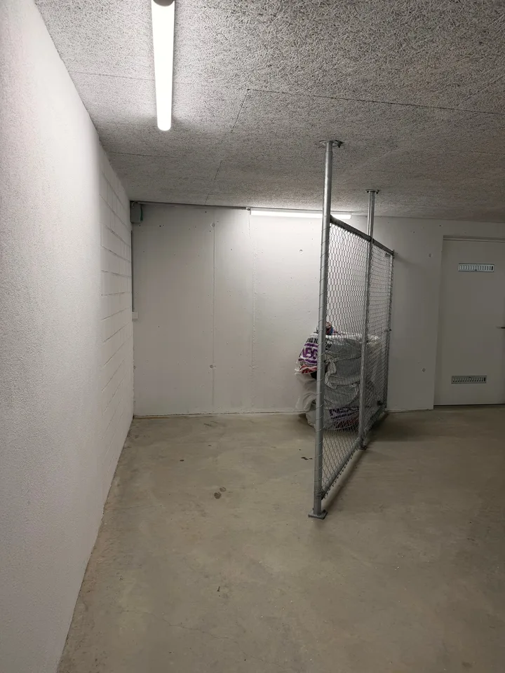 Sicherer Motorrad- oder Rollerparkplatz in moderner Einstellhalle – Foto 3 von 6