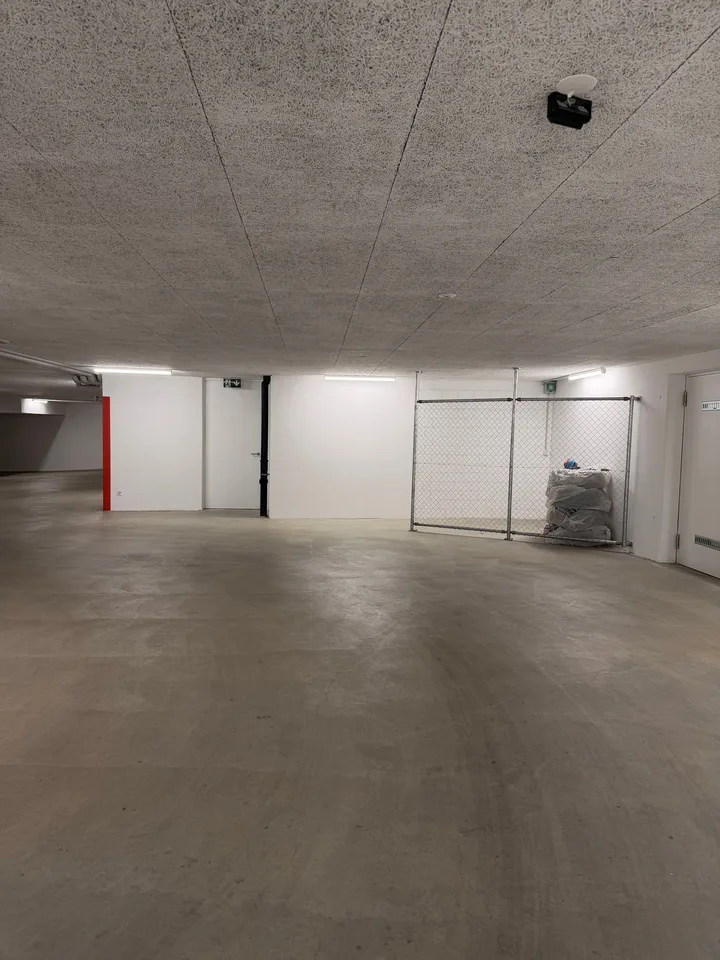 Sicherer Motorrad- oder Rollerparkplatz in moderner Einstellhalle – Foto 6 von 6